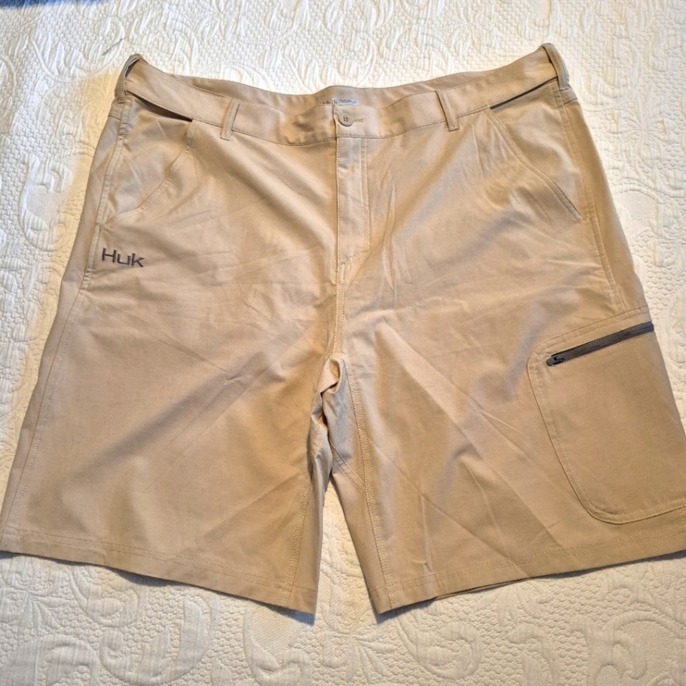 Huk men's size XXXL Performance Fishing shorts, flex waist, tan 5 pockets, EUC